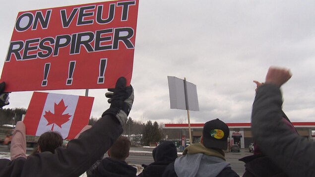 Des adolescents de Windsor manifestent pour la levée des mesures sanitaires