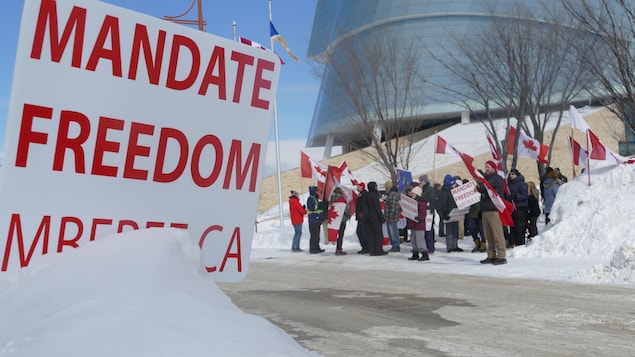 Des manifestants contre les mesures sanitaires, mais pour l’unité des Canadiens