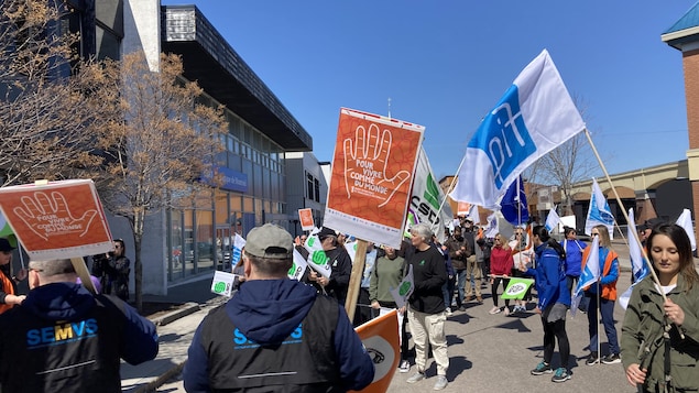 La hausse du salaire minimum est « insuffisante » selon les syndicats régionaux