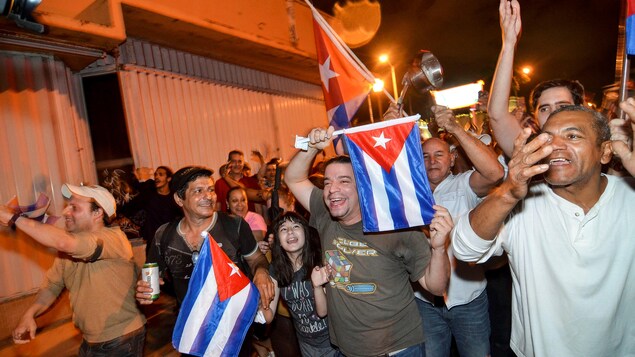 Des manifestants ont célébré la mort de Fidel Castro à Miami, aux États-Unis. Ils brandissent un drapeau cubain. 