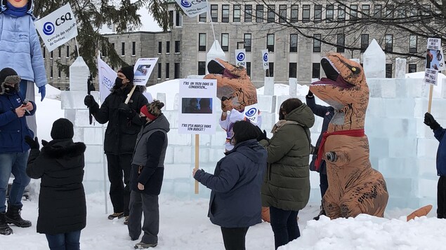 Des manifestants devant le Cégep de Victoriaville