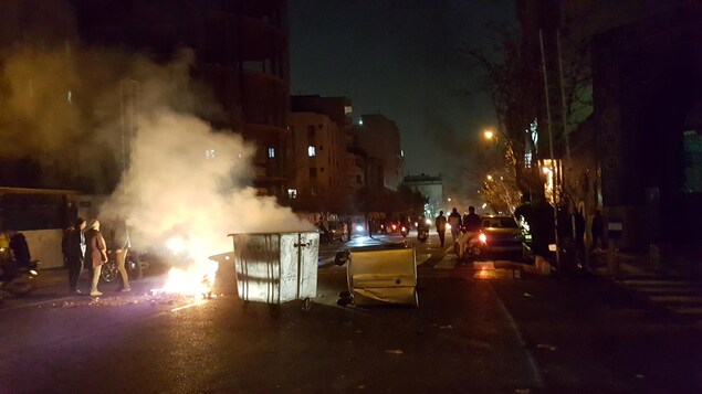 Des gens manifestent en Iran, le 30 décembre 2017. Des gens manifestent en Iran, le 30 décembre 2017.