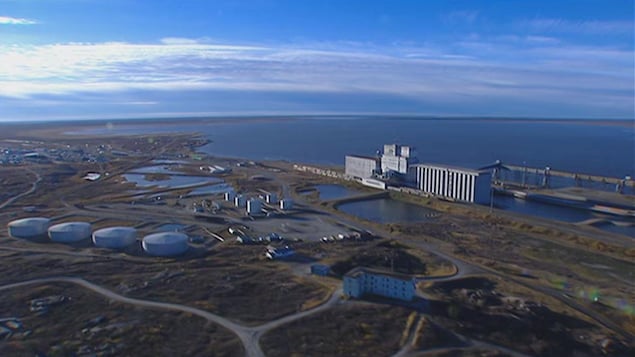 Une vue aérienne du terminal céréalier du port de Churchill.