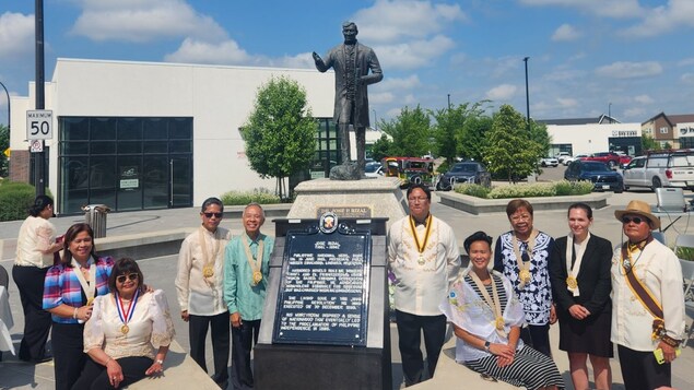Mga tao na nagpakuha sa monumento ni Jose Rizal.
