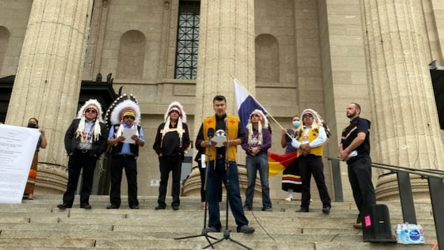 Ted Bland, former chief of York Factory First Nation, addresses a crowd Monday on the steps of the Manitoba Legislature as part of a call to action by the Summit of Treaty 5 Sovereign Nations following remarks by Premier Brian Pallister and cabinet minister Alan Lagimodiere.