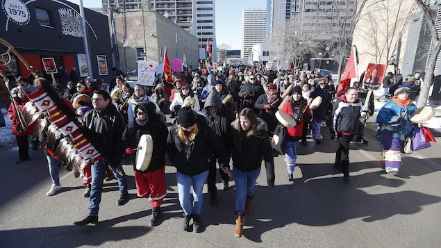 Des centaines de personnes ont participé à une marche en mémoire de Tina Fountaine à Winnipeg, vendredi. Des centaines de personnes ont participé à une marche en mémoire de Tina Fountaine à Winnipeg, vendredi.