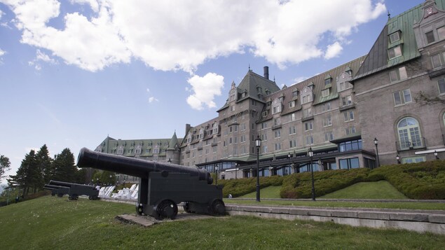 Le Manoir Richelieu. On aperçoit, à l'avant-plan, des canons orientés vers le fleuve Saint-Laurent.