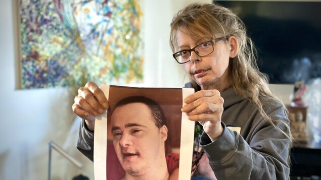 Manon Lupien tient une photo de son frère Réjean Blais, atteint de trisomie.