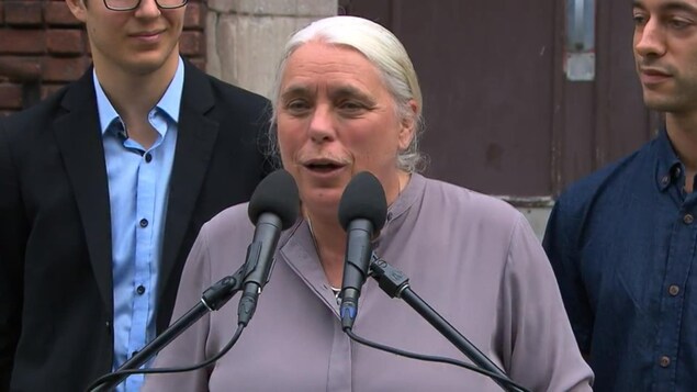 Manon Massé parle devant des micros.