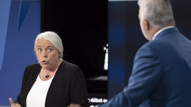 Manon Massé s'adresse à Philippe Couillard sur le plateau du débat des chefs. Manon Massé s'adresse à Philippe Couillard sur le plateau du débat des chefs.