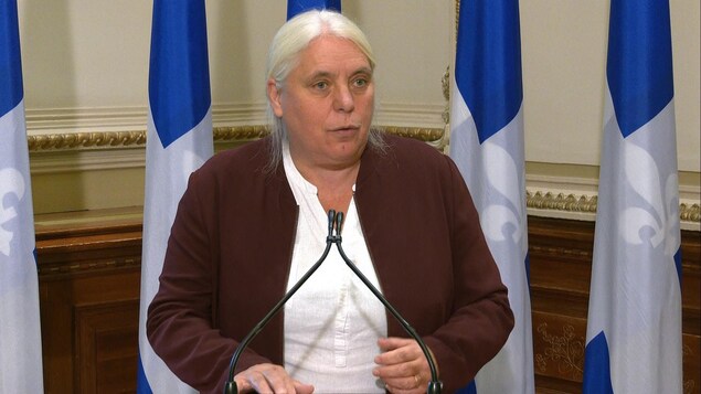 Manon Massé s'adresse aux journalistes.