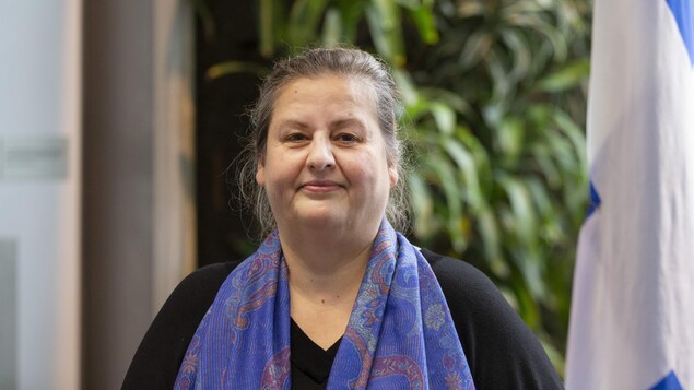 Portrait de Manon Monastesse en conférence de presse.