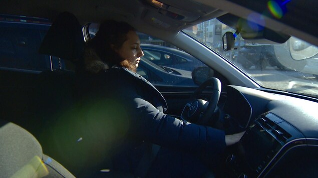 Effrayée de voyager dans le métro de Toronto, elle décide d’acheter une voiture