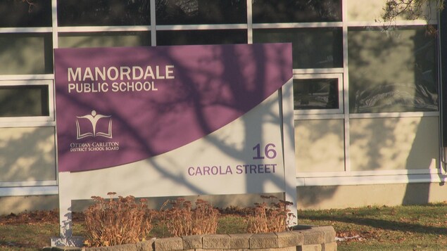 Une enseigne sur laquelle on peut lire : Manordal public school, Ottawa-Carleton district school board.