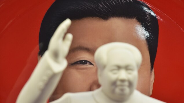 Une affiche derrière une statuette.