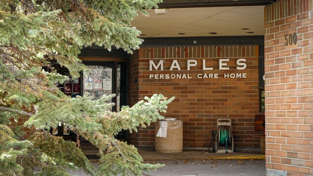 Extérieur du bâtiment avec l'enseigne annonçant Maples Personal Care Home.