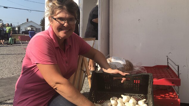 Une maraîchère présente ses gousses d'ail au marché public de Rimouski. Une maraîchère présente ses gousses d'ail au marché public de Rimouski.