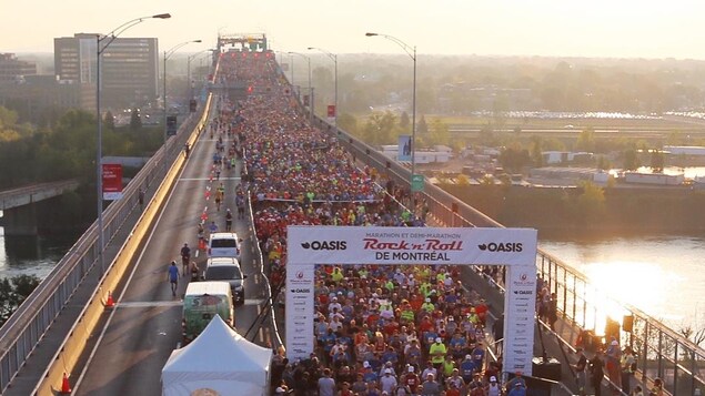 Des milliers de coureurs sur le pont Jacques-Cartier au départ du demi-marathon de Montréal Des milliers de coureurs sur le pont Jacques-Cartier au départ du demi-marathon de Montréal