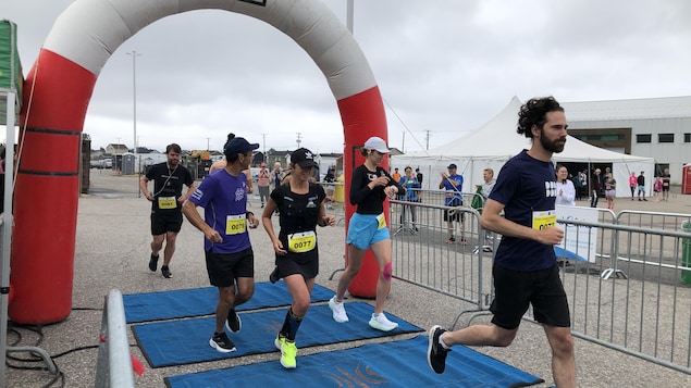 Des coureurs franchissent le fil de départ au marathon Mamu.