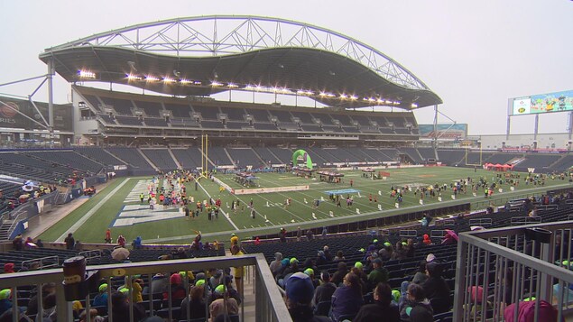 La ligne d'arrivée du Marathon du Manitoba avait changé de place cette année : les participants terminaient leur course dans le stade Group Investors. La ligne d'arrivée du Marathon du Manitoba avait changé de place cette année : les participants terminaient leur course dans le stade Group Investors.