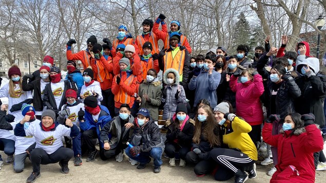 Les marathoniens joints par 50 élèves de l'école des Pionniers de Trois-Rivières en signe de solidarité.