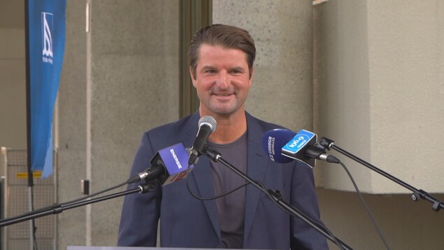Marc-André Bergeron devant des micros, devant l'hôtel de ville de Trois-Rivières.