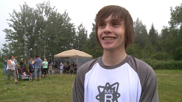 Un jeune homme souriant. Un jeune homme souriant.