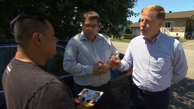 Le maire de Laval Marc Demers discute avec un citoyen Le maire de Laval Marc Demers discute avec un citoyen