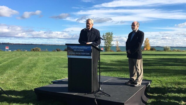 Le ministre en point de presse à Beauharnois. Le ministre en point de presse à Beauharnois.