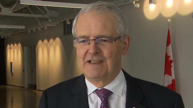 Le ministre des Transports du Canada, Marc Garneau parle aux journalistes. Le ministre des Transports du Canada, Marc Garneau parle aux journalistes.