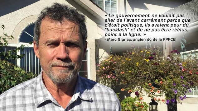Marc Gignac, ancien dg de la FPFCB, devant une maison avec des plants de fleurs accrochés. Citation sur l'image : « Le gouvernement ne voulait pas aller de l’avant carrément parce que c’était politique, ils avaient peur du “backlash” et de ne pas être réélus, point à la ligne. » Marc Gignac, ancien dg de la FPFCB, devant une maison avec des plants de fleurs accrochés. Citation sur l'image : « Le gouvernement ne voulait pas aller de l’avant carrément parce que c’était politique, ils avaient peur du “backlash” et de ne pas être réélus, point à la ligne. »