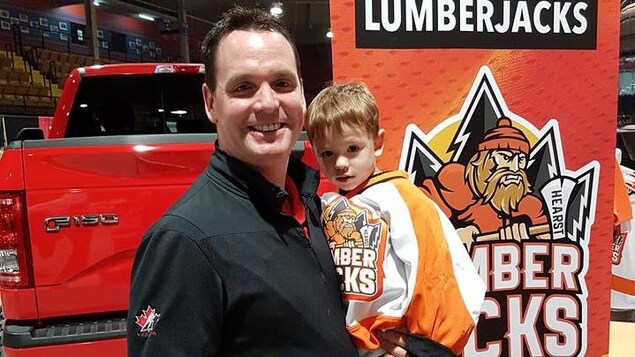 L’entraîneur-chef et directeur général, Marc Lafleur avec son fils Ethan L’entraîneur-chef et directeur général, Marc Lafleur avec son fils Ethan
