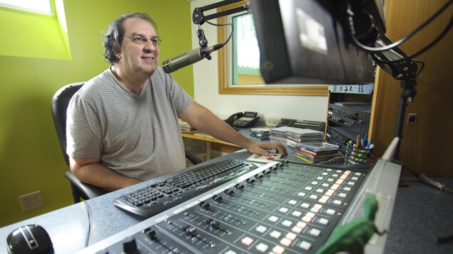 Photo de Marc derrière sa console Photo de Marc derrière sa console