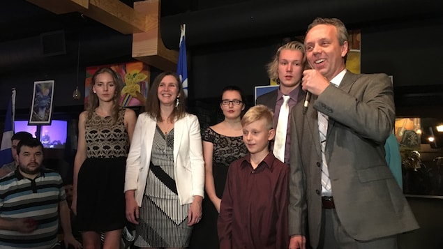 Marc Maltais au micro entouré de sa famille Marc Maltais au micro entouré de sa famille