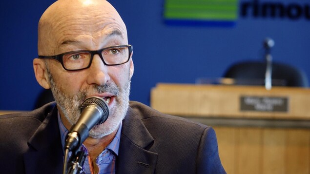 Le maire de Rimouski, Marc Parent, au micro
