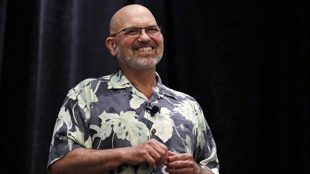 Le patron de Boston Dynamics, Marc Raibert, sourit alors qu'il répond à une question lors d'un congrès de la robotique à Boston, le 24 mai 2018. Le patron de Boston Dynamics, Marc Raibert, sourit alors qu'il répond à une question lors d'un congrès de la robotique à Boston, le 24 mai 2018.
