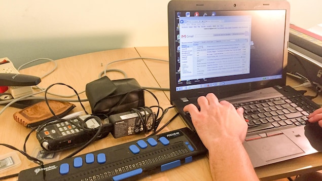 Marc Robidoux regarde ses messages sur son compte Gmail. Marc Robidoux regarde ses messages sur son compte Gmail.