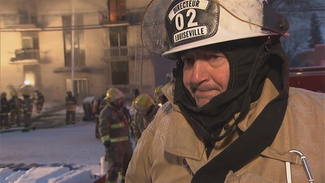 Marcel Lupien devant l'édifice en feu Marcel Lupien devant l'édifice en feu