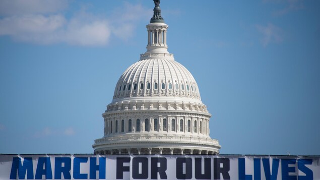 Une banderole indiquant « March for Our Lives » devant le Capitole. Une banderole indiquant « March for Our Lives » devant le Capitole.