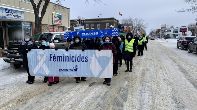 Des citoyens défilent à Rouyn-Noranda pour dénoncer les violences faites aux femmes