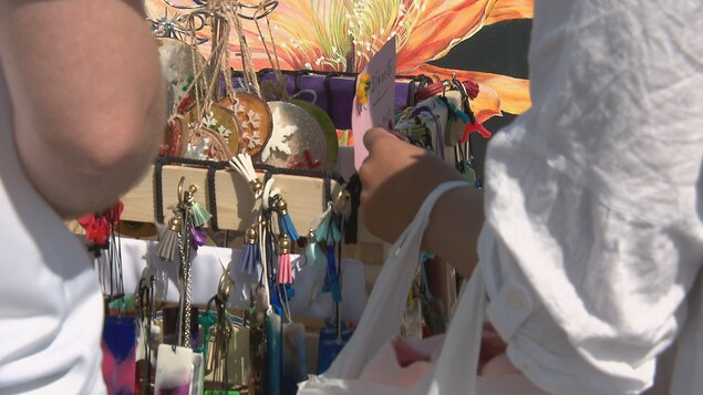 Des curieux devant un étalage de marchandise