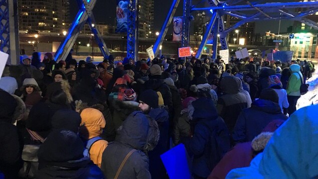 Des centaines de personnes, vues de dos, sur le pont de la Réconciliation de Calgary. Des centaines de personnes, vues de dos, sur le pont de la Réconciliation de Calgary.