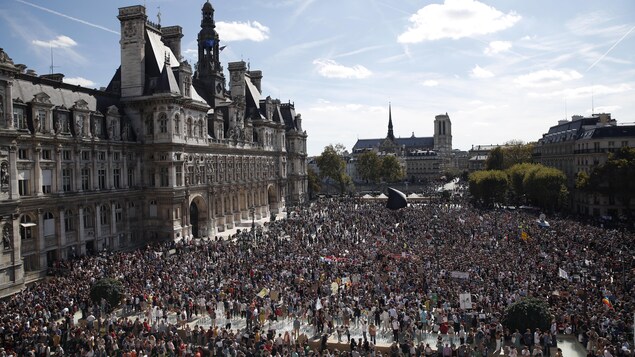 Des centaines de personnes rassemblées devant l'Hôtel de ville de Paris. Des centaines de personnes rassemblées devant l'Hôtel de ville de Paris.