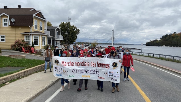 Plusieurs marchent pour les femmes à Gatineau