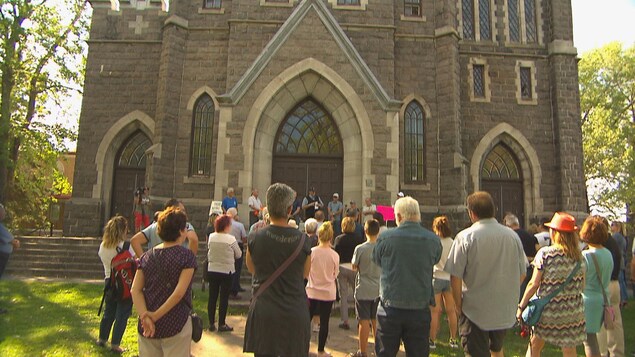 La marche s'est terminée devant l'église Saint Edouard, où les organisateurs ont pris la parole