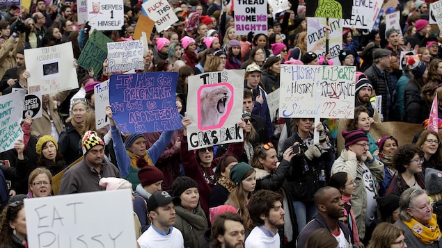 Des dizaines de milliers de personnes ont défilé dans les rues de Washington pour la Marche des femmes.