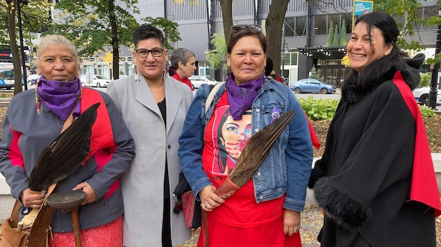 En rangée : Sedalia Kawennotas Fazio, Alexandra Ambroise, Viviane Michel et Nakuset.