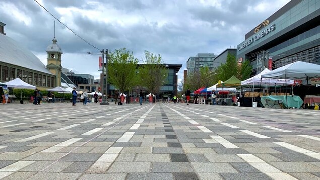 Des kiosque sur une place publique près du parc Lansdowne à Ottawa.