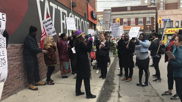 Un groupe de résidents manifestent pour dénoncer la pénurie de logements abordables à Toronto. Un groupe de résidents manifestent pour dénoncer la pénurie de logements abordables à Toronto.
