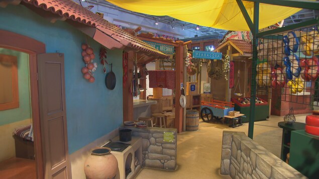 Un espace de jeu coloré et aménagé pour rappeler un marché d'alimentation dans un musée pour enfants. Un espace de jeu coloré et aménagé pour rappeler un marché d'alimentation dans un musée pour enfants.